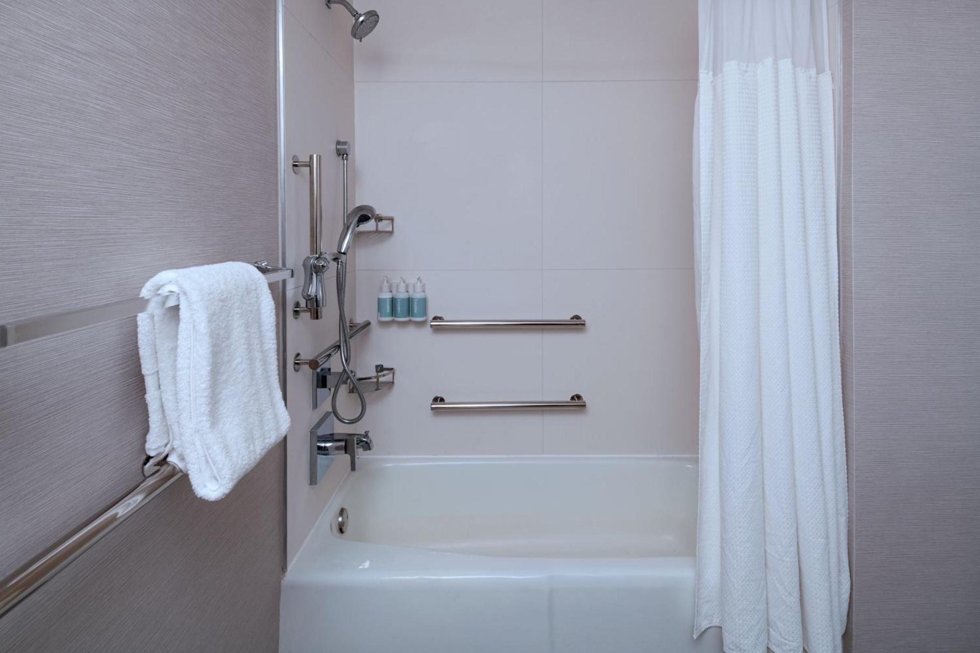Courtyard By Marriott Dallas Richardson At Spring Valley Экстерьер фото