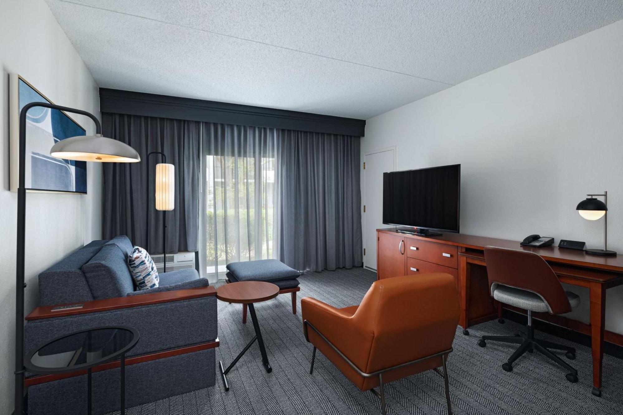 Courtyard By Marriott Dallas Richardson At Spring Valley Экстерьер фото